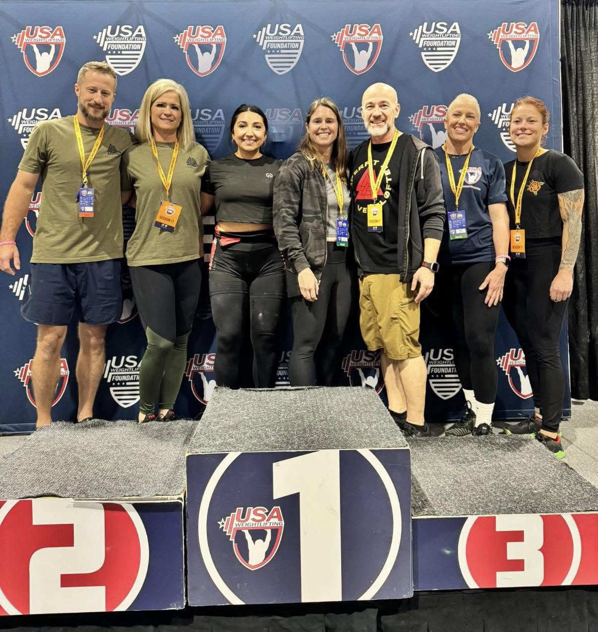 Vektløfter athletes on the USA Weightlifting podium after a meet